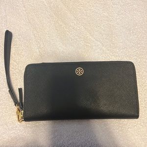 Tory Burch Robinson Passport Continental Wallet
